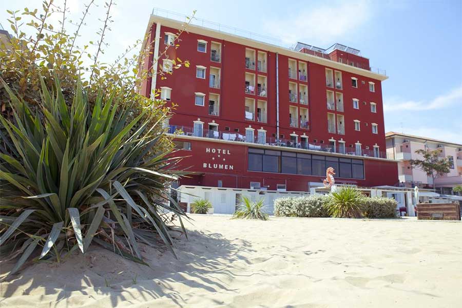 L'Hotel Blumen direttamente sulla spiaggia