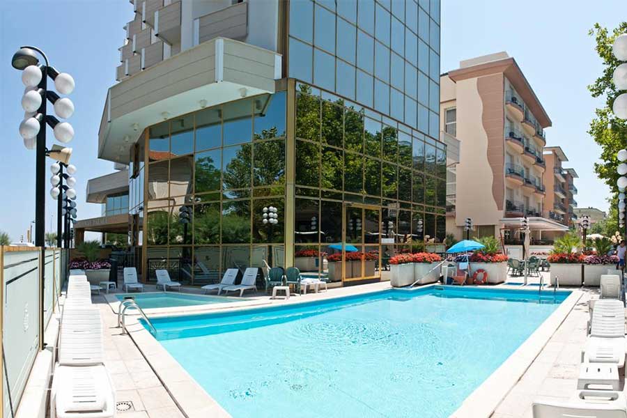 La piscina esterna dell' Hotel Diplomat Palace