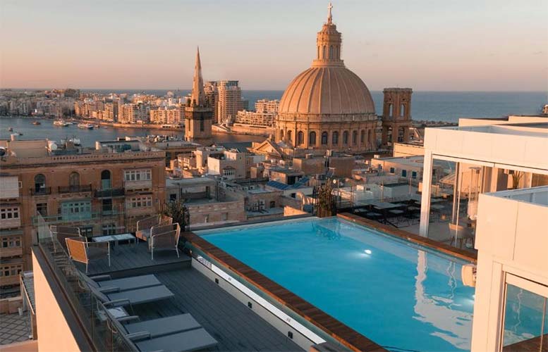 La piscina del The Embassy Valletta Hotel